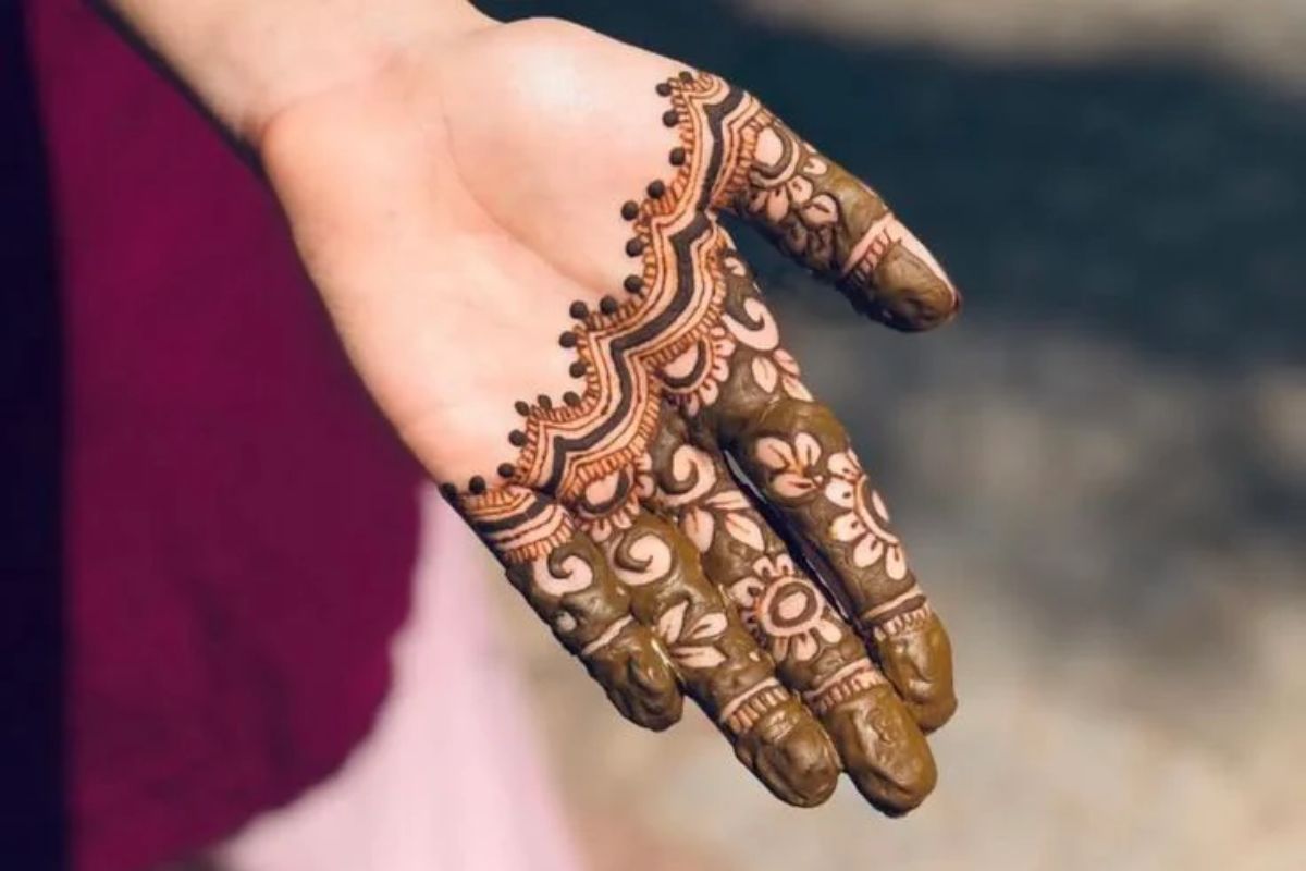 फ्रंट हैंड के लिए बेस्ट हैं ये सिंपल मेहंदी डिजाइन्स, मिनटों में मिलेगा खूबसूरत लुक 5 Finger Focus Mehndi