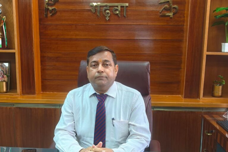 गढ़वा: दानरो नदी में कचरा डंप करने पर सख्त हुए डीसी, दिए निर्देश