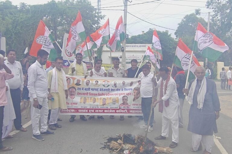 जहानाबाद में कांग्रेस का जोरदार प्रदर्शन, महंगाई-बेरोजगारी और पेपर लीक के खिलाफ फूंका पीएम का पुतला