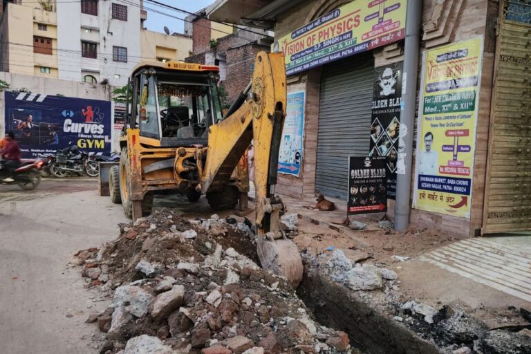 पटना के अटल पथ, राजीव नगर समेत 5 इलाकों में सड़क खोद कर छोड़ा, मानसून में बढ़ेगा हादसे का खतरा