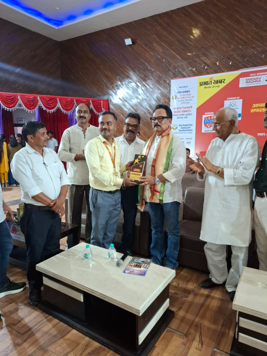 लोहरदगा प्रतिभा सम्मान: सांसद सुखदेव भगत और डीसी ने मेधावियों दिए मेडल 3 Image 1094
