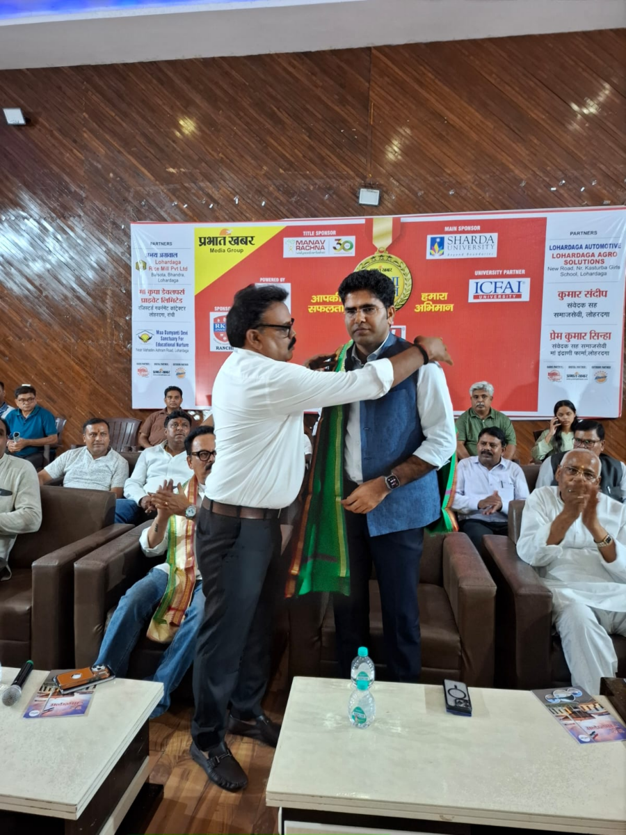 लोहरदगा प्रतिभा सम्मान: सांसद सुखदेव भगत और डीसी ने मेधावियों दिए मेडल 5 Image 1096