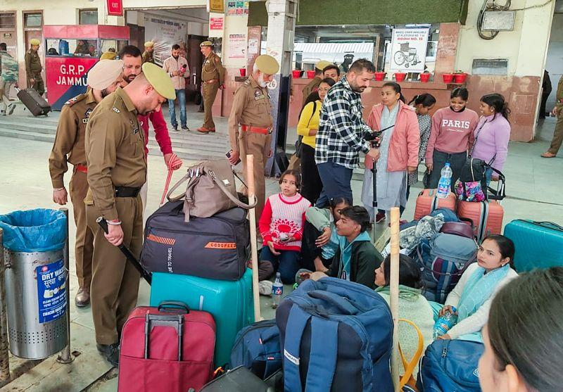 विशाखापट्टनम एक्सप्रेस से 29 किलो गांजा बरामद, कोच में मिले दो लावारिस बैग, 14.50 लाख रुपये की खेप जब्त