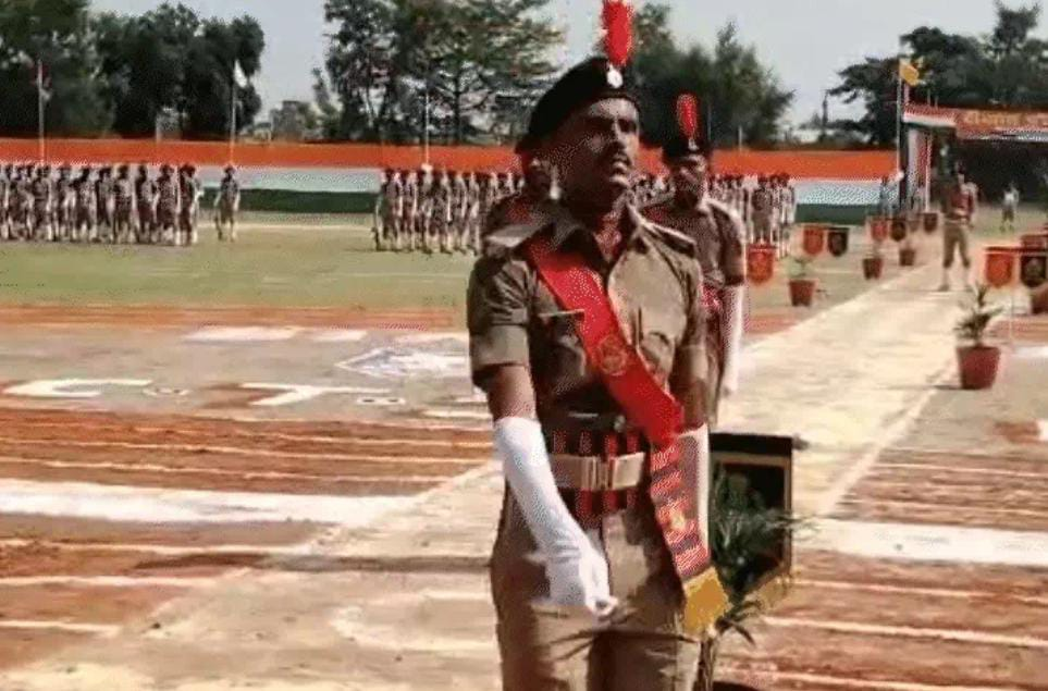 बेगूसराय में 241 नए सिपाहियों को मिली खाकी की जिम्मेदारी, Dig बोले- सेवा, संवेदनशीलता और अनुशासन ही असली पहचान 3 Image 1219