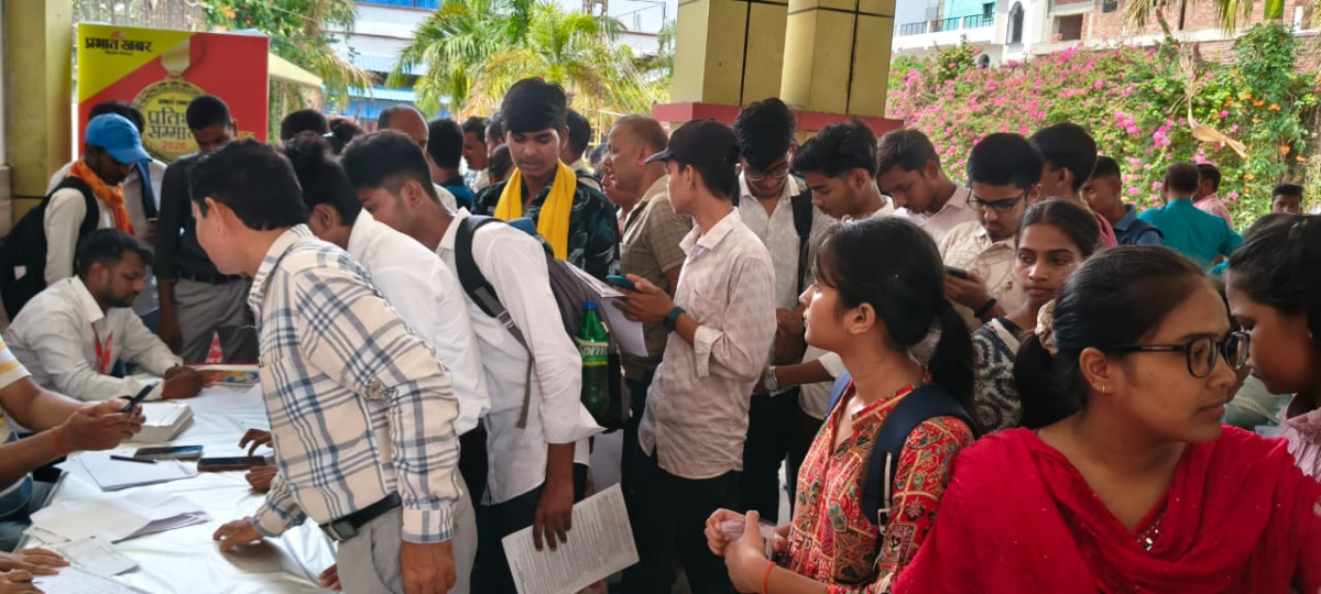 सासाराम: प्रभात खबर प्रतिभा सम्मान समारोह का उद्घाटन हुआ, भक्ति गीतों पर झूमे दर्शक 2 Image 1269