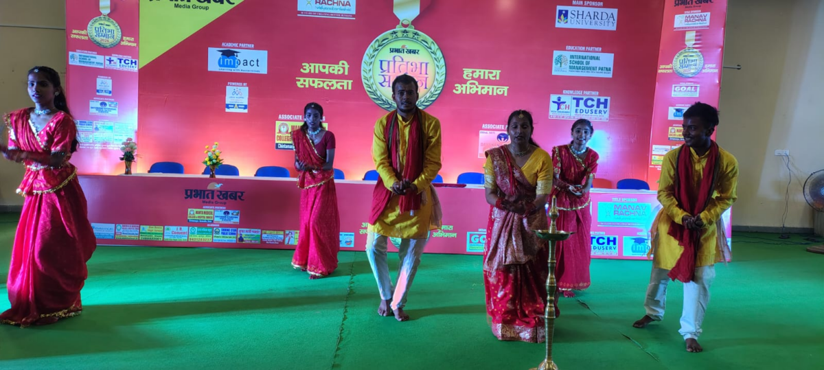 सासाराम: प्रभात खबर प्रतिभा सम्मान समारोह का उद्घाटन हुआ, भक्ति गीतों पर झूमे दर्शक 1 Image 1300