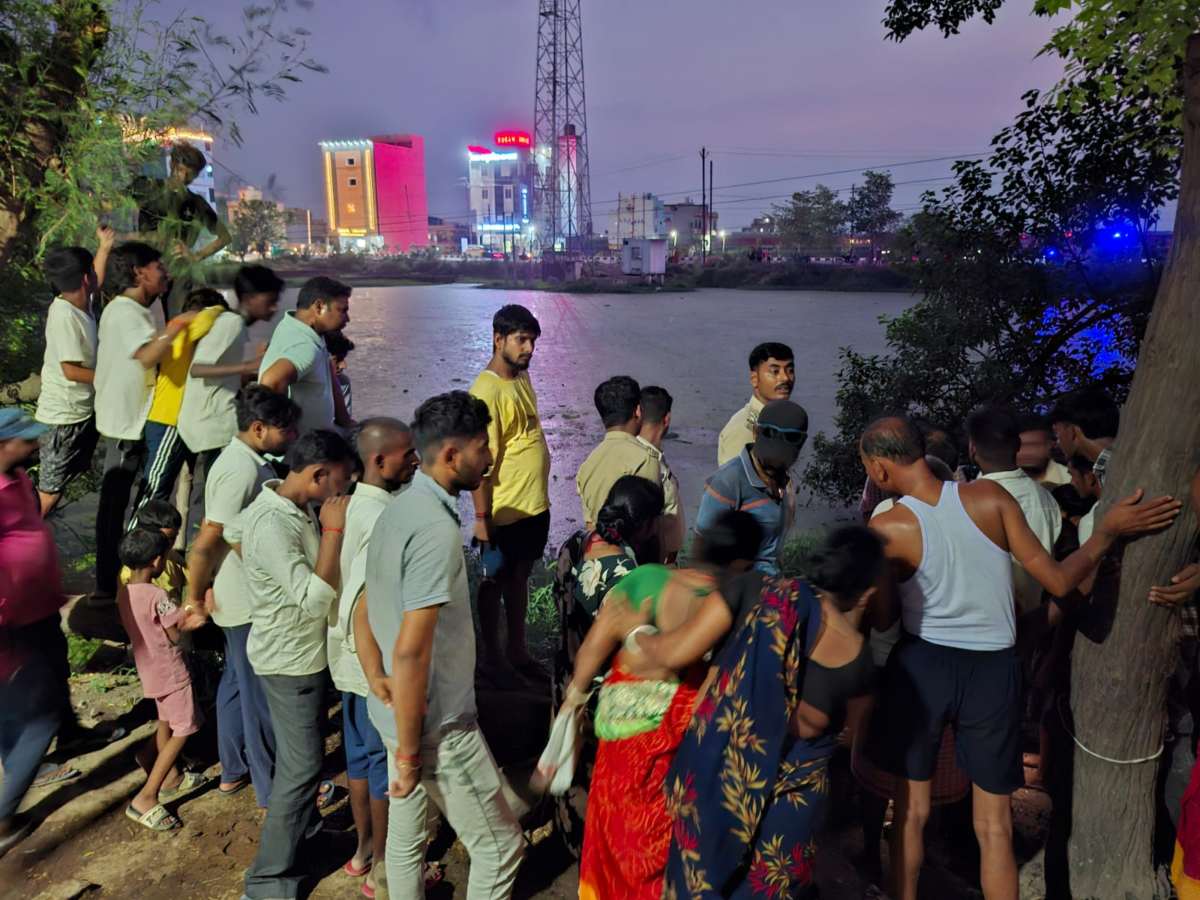 राजगीर के पंडितपुर में बड़ा सस्पेंस! फोरलेन किनारे कीचड़ भरे गड्ढे से मिली लाश; शरीर पर सिर्फ गंजी-लुंगी 1 Image 1406