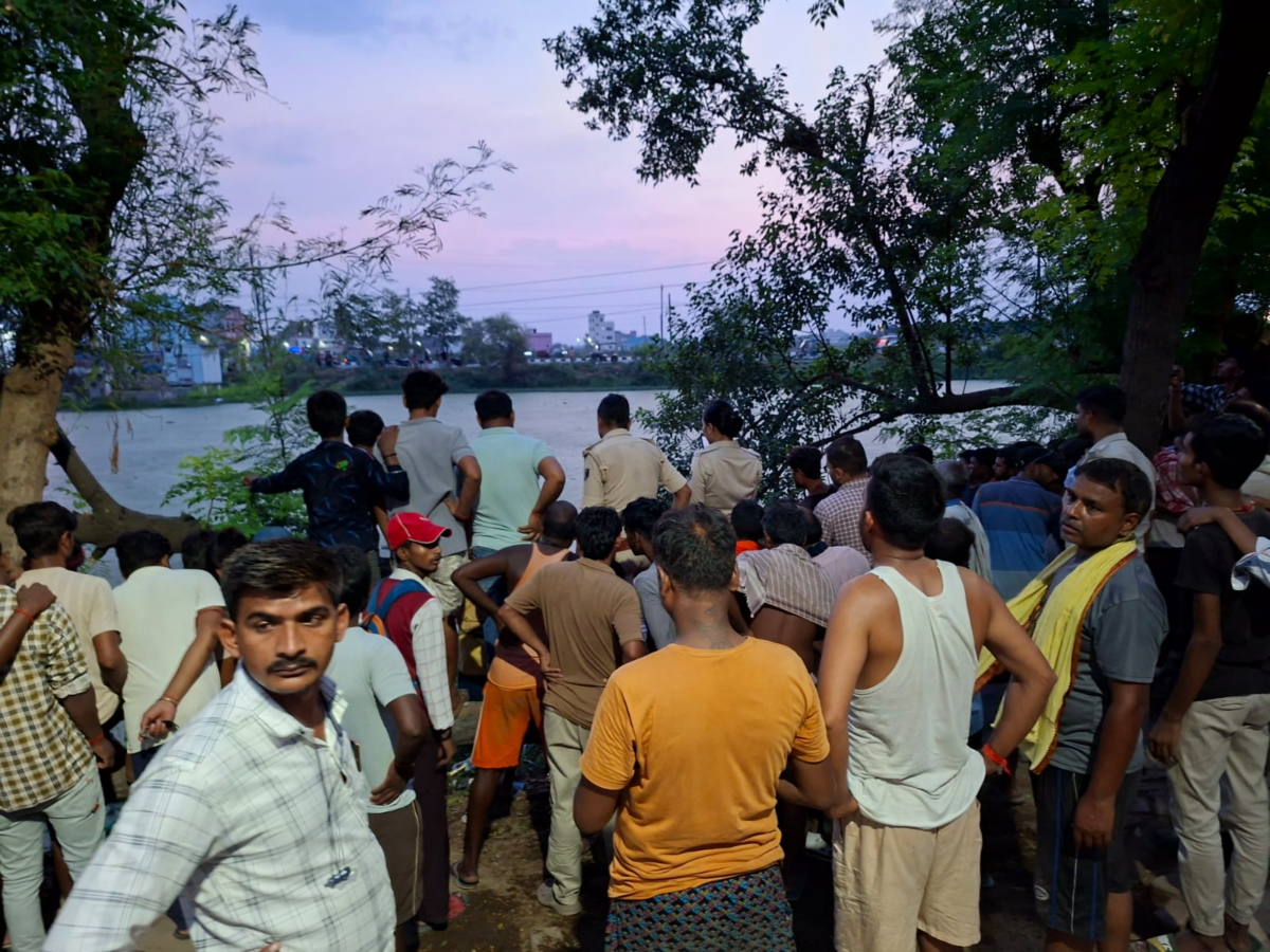 राजगीर के पंडितपुर में बड़ा सस्पेंस! फोरलेन किनारे कीचड़ भरे गड्ढे से मिली लाश; शरीर पर सिर्फ गंजी-लुंगी 3 Image 1407