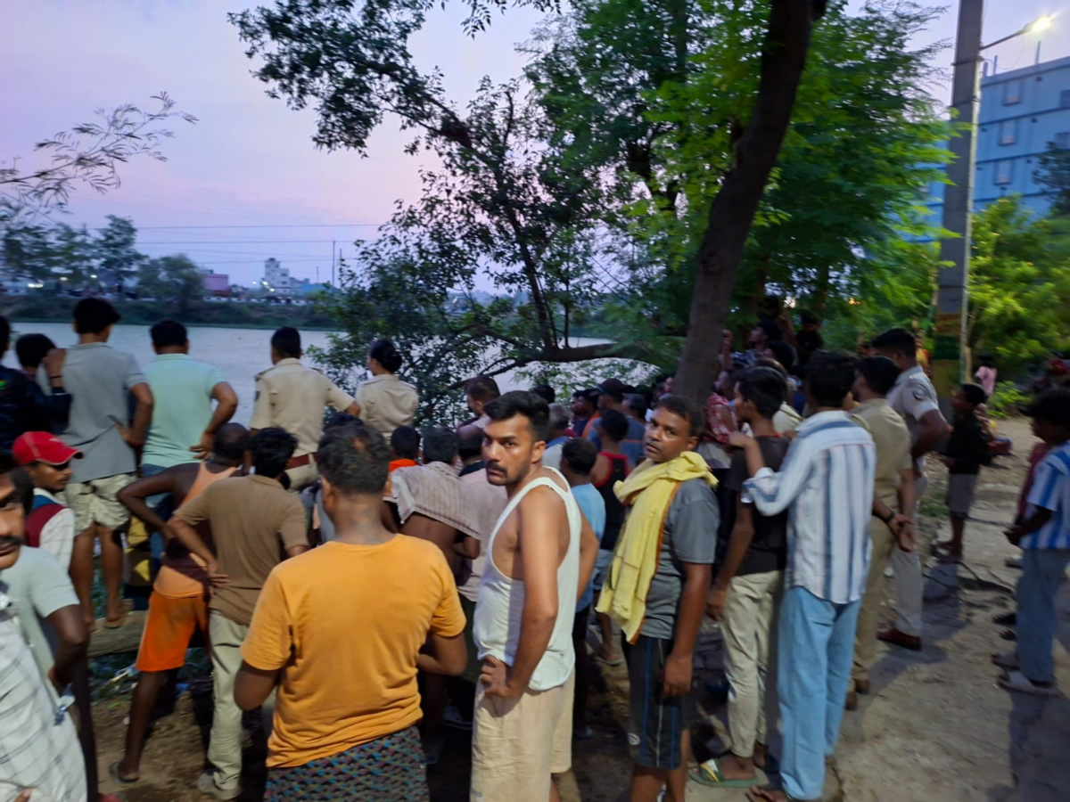 राजगीर के पंडितपुर में बड़ा सस्पेंस! फोरलेन किनारे कीचड़ भरे गड्ढे से मिली लाश; शरीर पर सिर्फ गंजी-लुंगी 4 Image 1408