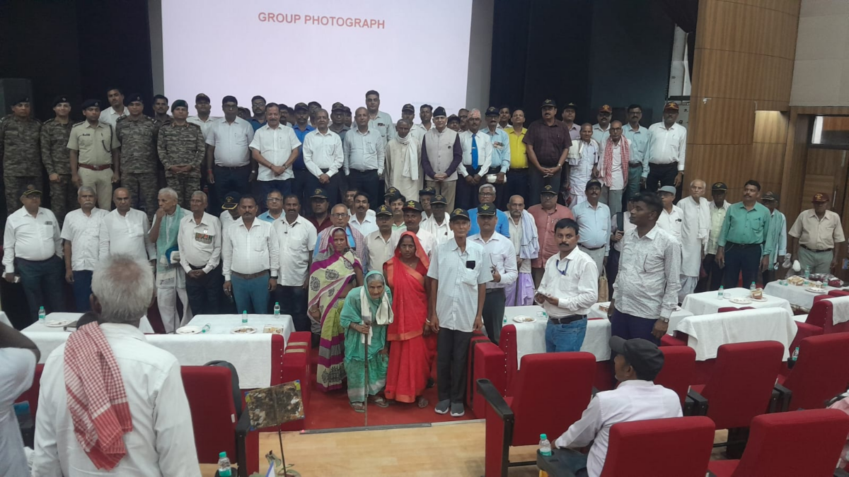 बिहार में पहली बार 'शौर्य संवाद' कार्यक्रम, पूर्व सैनिकों और वीर नारियों का हुआ सम्मान 1 Image 1434