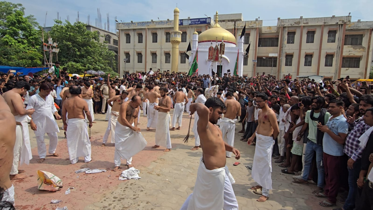 हाजीपुर में मातम के साथ मनाई गई आशूरा, शिया समुदाय का जुलूस ऐतिहासिक कर्बला मैदान पहुंचा 2 Image 1452