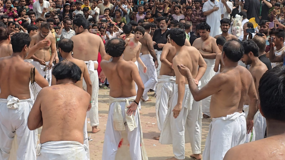 हाजीपुर में मातम के साथ मनाई गई आशूरा, शिया समुदाय का जुलूस ऐतिहासिक कर्बला मैदान पहुंचा 1 Image 1453