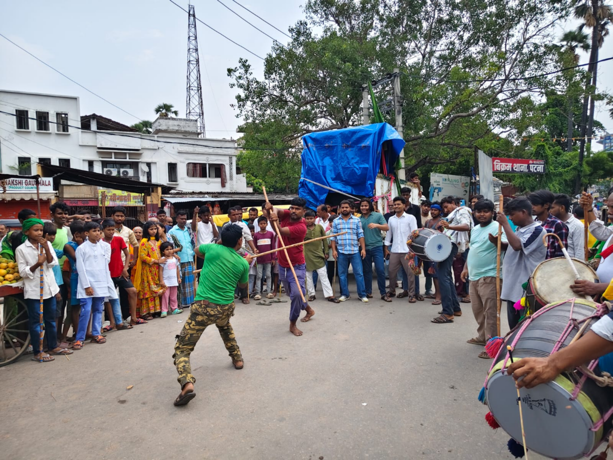 बिक्रम में अकीदत के साथ निकला ताजिया जुलूस, युवाओं ने दिखाईं पारंपरिक कलाबाजियां 1 Image 1454