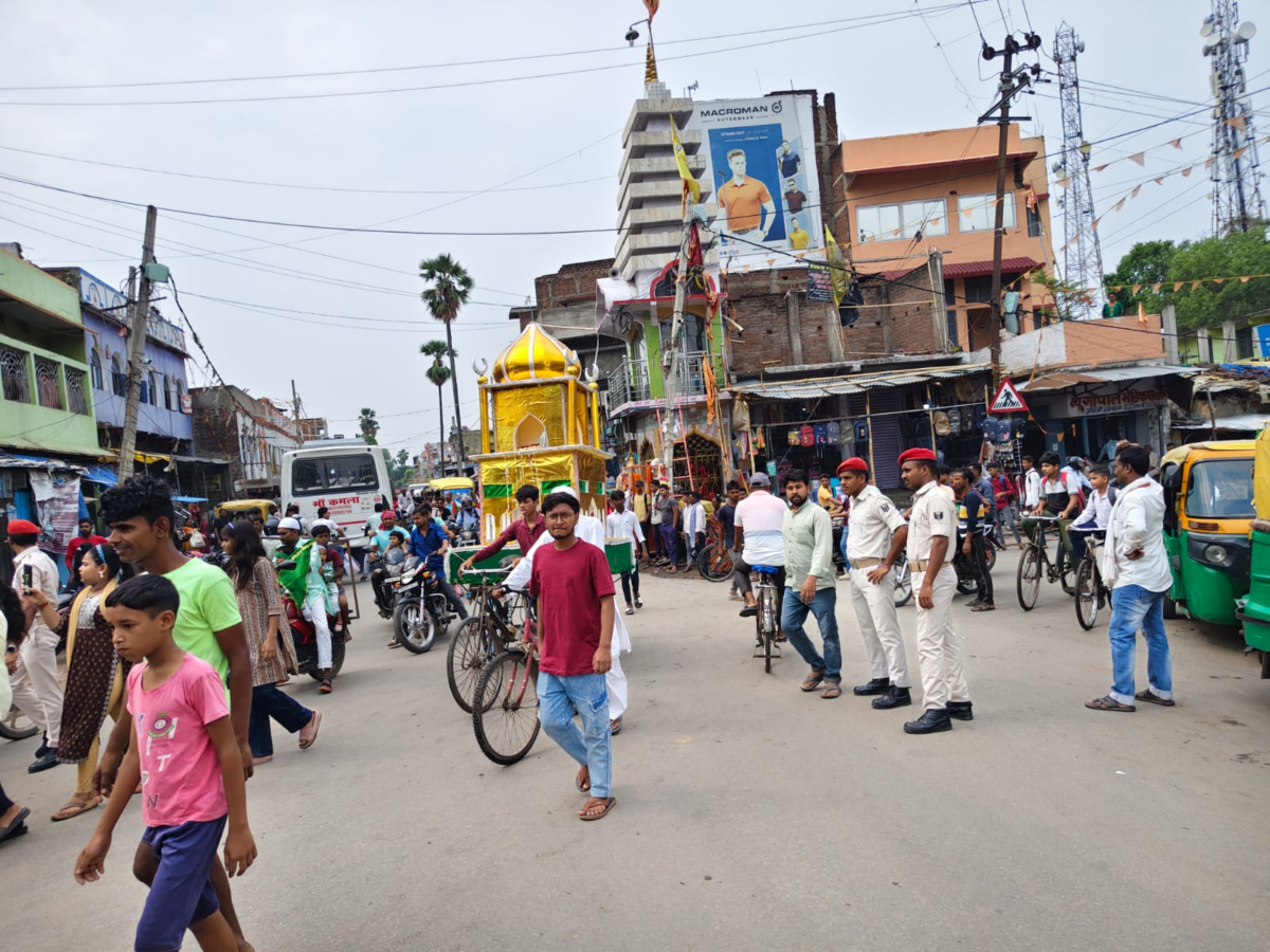 बिक्रम में अकीदत के साथ निकला ताजिया जुलूस, युवाओं ने दिखाईं पारंपरिक कलाबाजियां 2 Image 1455