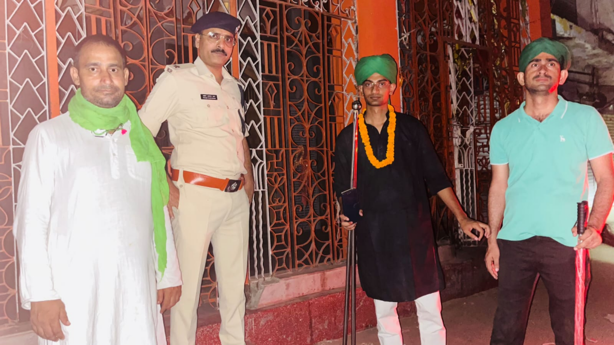 औरंगाबाद में तिरंगे के साथ निकला मुहर्रम जुलूस, गूंजे हिंदू-मुस्लिम एकता के नारे 2 Image 1456