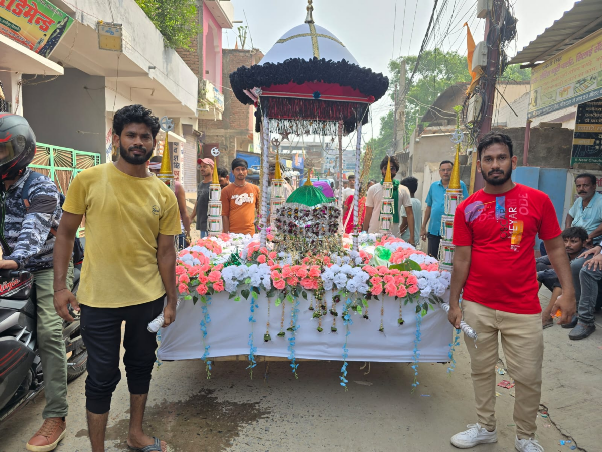 जुलूस में गूंजा हिंदू-मुस्लिम एकता का संदेश, ह से हिंदू, म से मुसलमान और हम से हिंदुस्तान बना आकर्षण का केंद्र 1 Image 1547