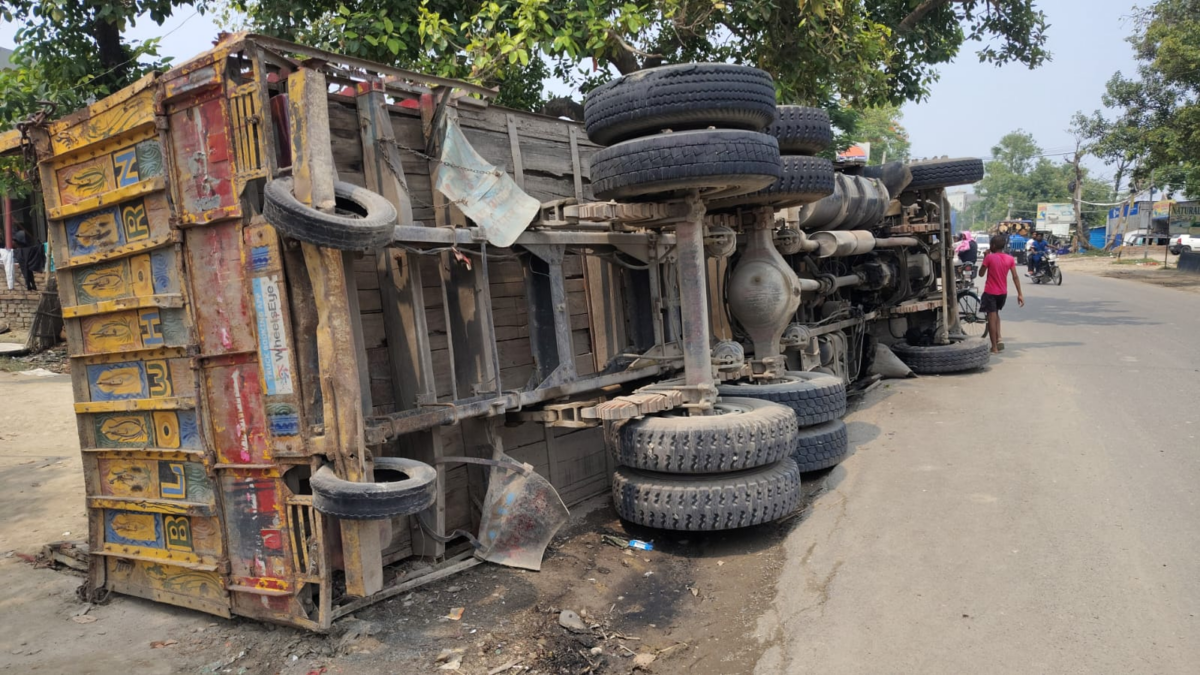 ट्रक ने सड़क किनारे बैठे अधेड़ को टक्कर मारी, अनियंत्रित होकर पलटा, जान भी गयी 1 Image 1618