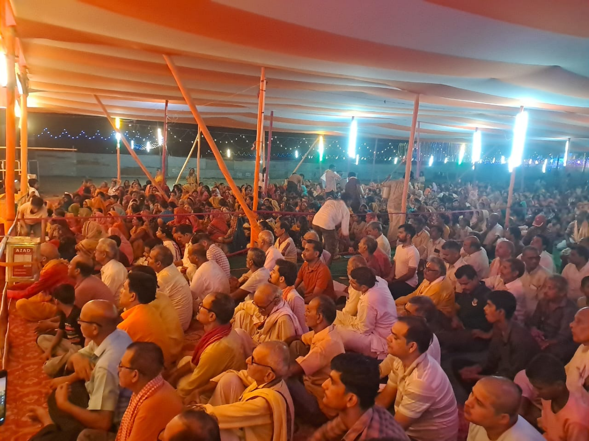 रोहतास के परमानपुर में श्री त्रिदंडी स्वामी मंदिर में प्रतिमा की प्राण-प्रतिष्ठा, हजारों श्रद्धालुओं ने किया प्रसाद ग्रहण 3 Image 1620