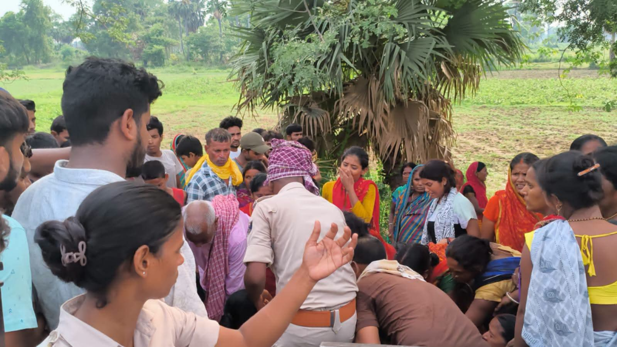 नवादा में सड़क हादसा: तेज रफ्तार बालू लदे ट्रैक्टर ने बाइक सवार को रौंदा, मौत 2 Image 1627