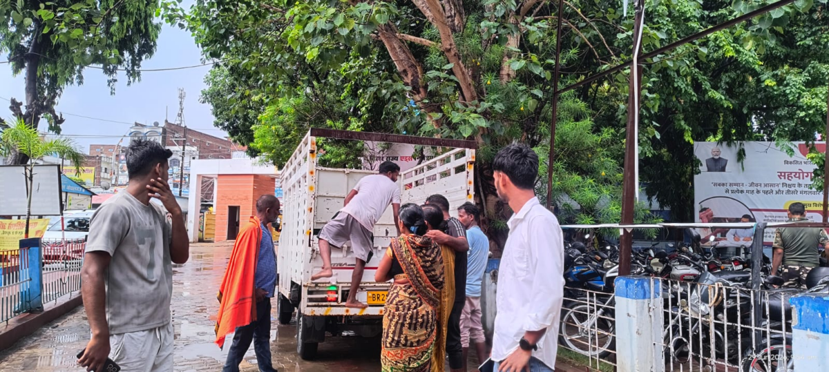 गोपालगंज में हाई टेंशन तार की चपेट में आने से मजदूर की मौत, बिजली विभाग पर फूटा ग्रामीणों का गुस्सा 2 Image 1669