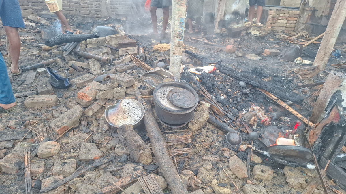 Cylinder Blast: एक धमाका और देखते ही देखते राख हो गए 6 घर, गांव में मची चीख-पुकार 3 Image 1685