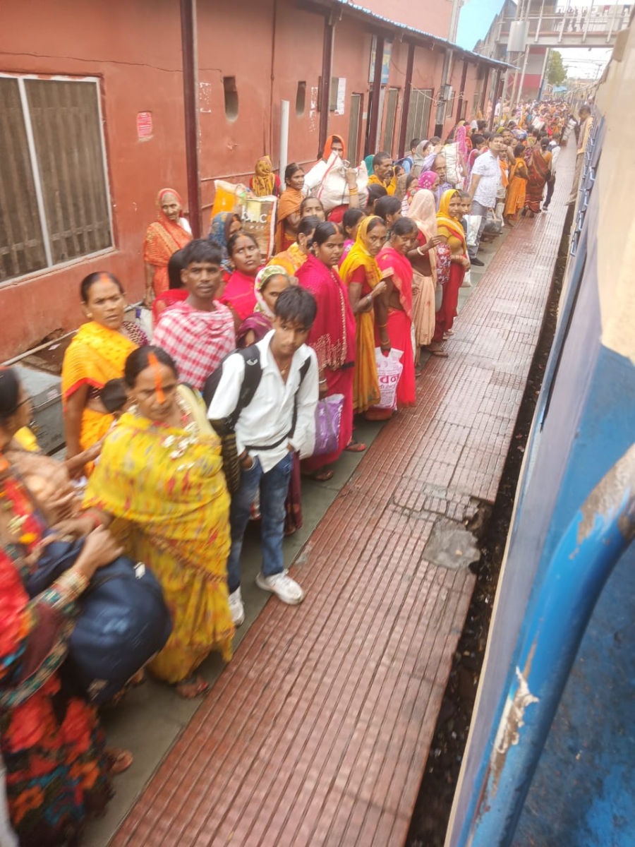 बक्सर में गंगा स्नान के बाद उमड़ा श्रद्धालुओं की भीड़, ट्रेनों में पैर रखने की जगह नहीं; रेलवे ने संभाली कमान 1 Image 1688