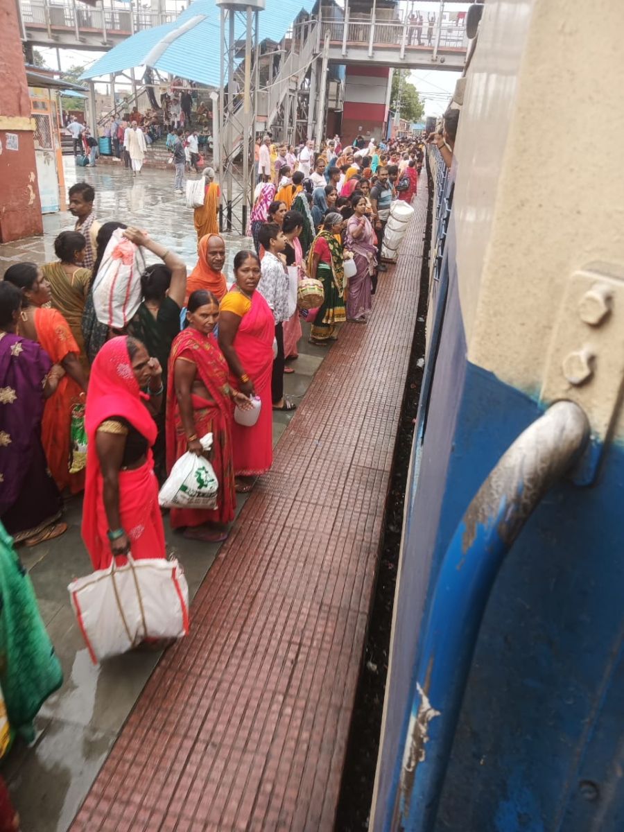 बक्सर में गंगा स्नान के बाद उमड़ा श्रद्धालुओं की भीड़, ट्रेनों में पैर रखने की जगह नहीं; रेलवे ने संभाली कमान 3 Image 1689