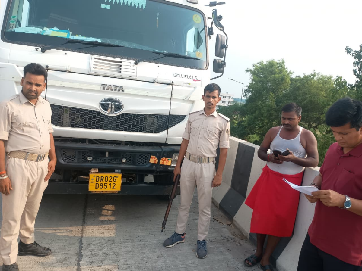 नवादा में खनन विभाग ने गिट्टी लदे 5 ओवरलोडेड ट्रक-हाइवा किया जब्त; लगाया 51.61 लाख का जुर्माना 4 Image 1700