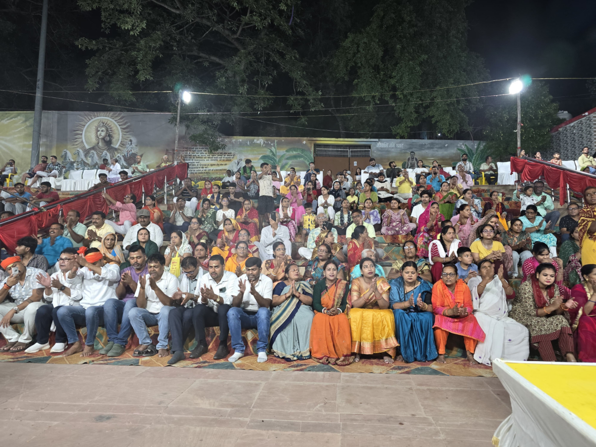 हाजीपुर में मौनी ज्येष्ठ पूर्णिमा पर कौनहारा घाट में काशी जैसी भव्य गंगा आरती, श्रद्धा और भक्ति में डूबे श्रद्धालु 1 Image 1723