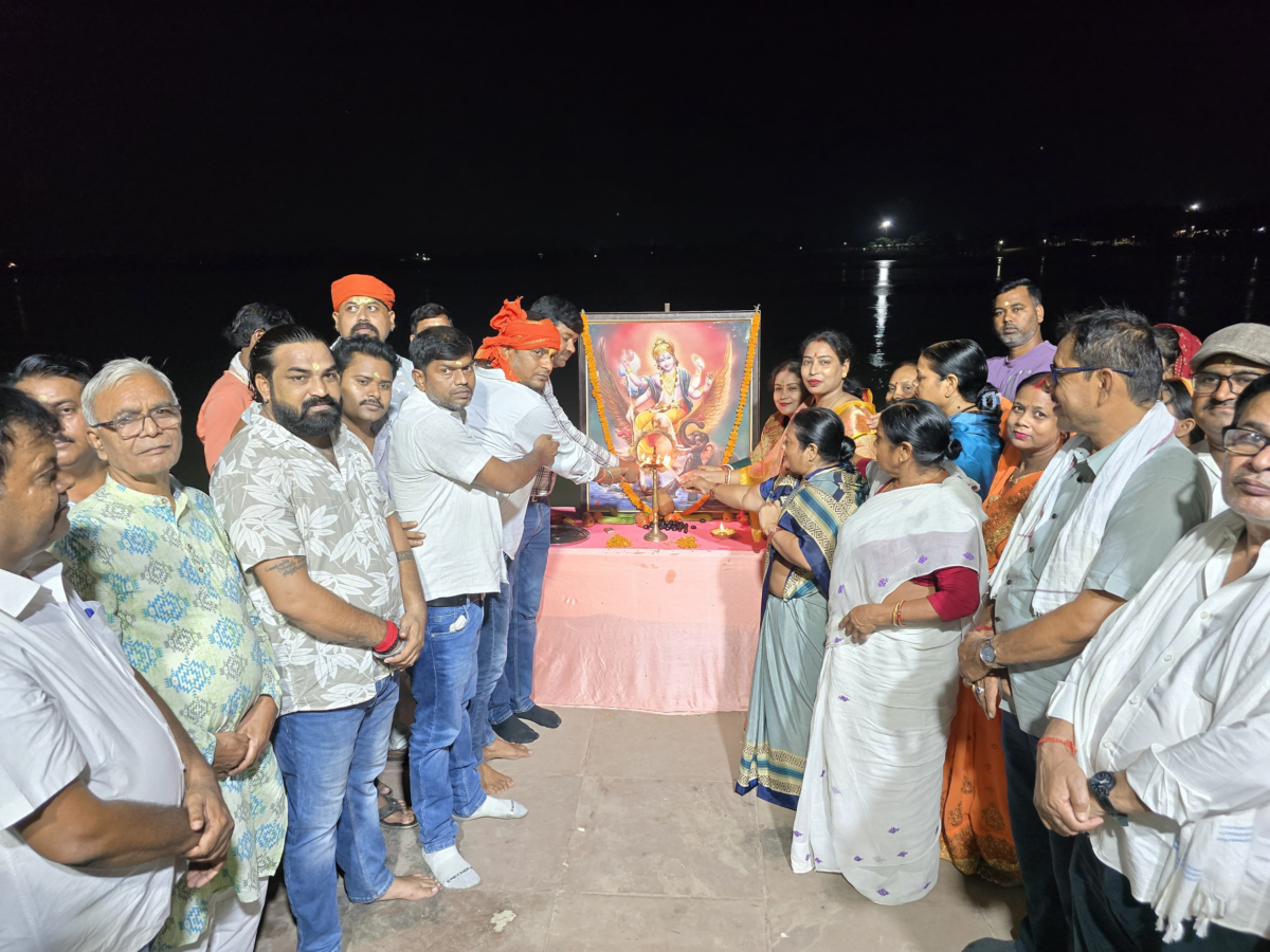 हाजीपुर में मौनी ज्येष्ठ पूर्णिमा पर कौनहारा घाट में काशी जैसी भव्य गंगा आरती, श्रद्धा और भक्ति में डूबे श्रद्धालु 3 Image 1725