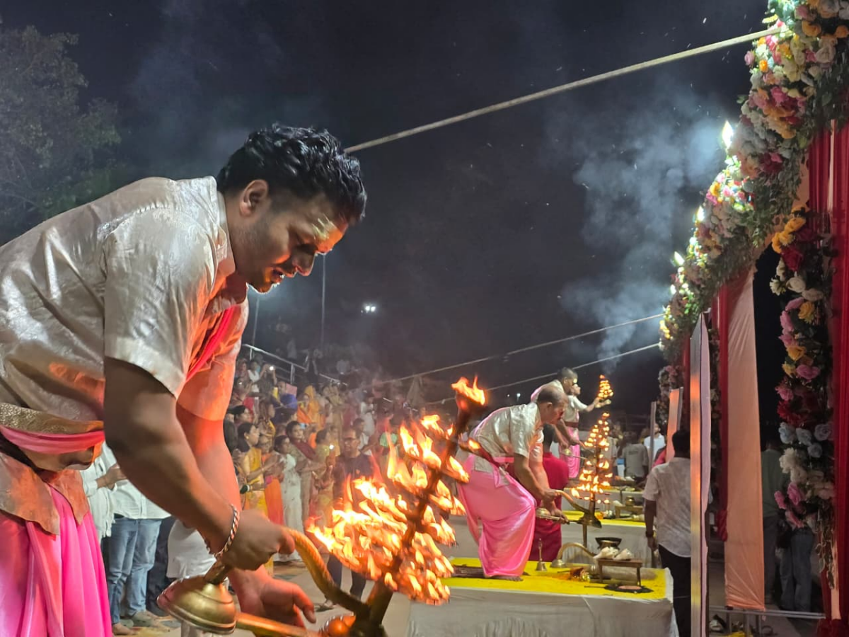 हाजीपुर में मौनी ज्येष्ठ पूर्णिमा पर कौनहारा घाट में काशी जैसी भव्य गंगा आरती, श्रद्धा और भक्ति में डूबे श्रद्धालु 4 Image 1726