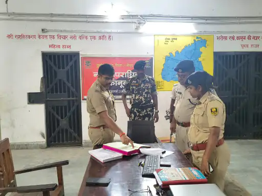 कैमूर Sp ने देर रात पकड़ीं दुर्गावती थाने की खामियां, जांच में मिले 10 गुना अधिक पेंडिंग केस; अधिकारियों को लगाई फटकार 1 Image 1745
