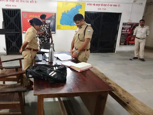 कैमूर Sp ने देर रात पकड़ीं दुर्गावती थाने की खामियां, जांच में मिले 10 गुना अधिक पेंडिंग केस; अधिकारियों को लगाई फटकार 3 Image 1746