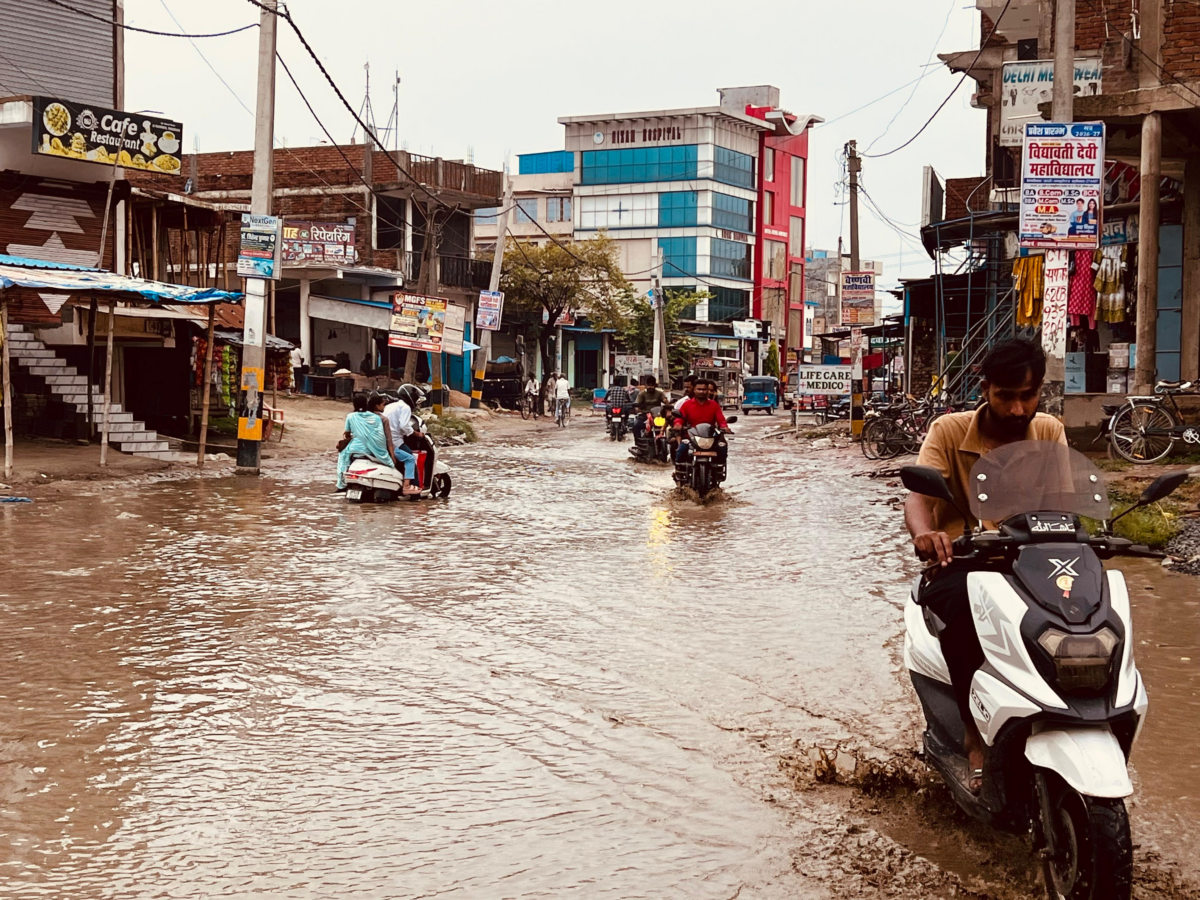 गोपालगंज के बथुआ बाजार में सड़क बनी तालाब, प्रशासन के खिलाफ लोगों में भारी नाराजगी 1 Image 1750