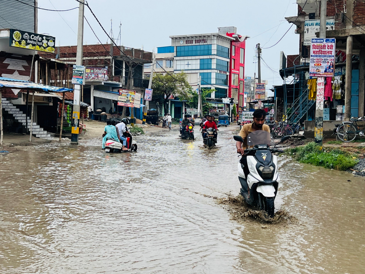 गोपालगंज के बथुआ बाजार में सड़क बनी तालाब, प्रशासन के खिलाफ लोगों में भारी नाराजगी 3 Image 1751
