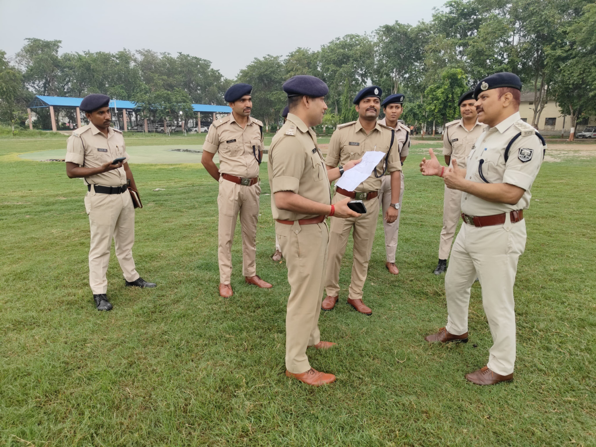 वैशाली एसपी का पुलिस केंद्र का औचक निरीक्षण, जवानों को फिटनेस, अनुशासन और तत्परता के दिए निर्देश 2 Image 1758