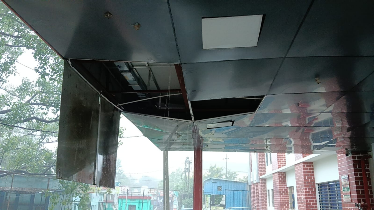 पहली बारिश नहीं झेल पाया 37 करोड़ का गोपालगंज सदर अस्पताल, मुख्य पोर्च गिरा 1 Image 1761