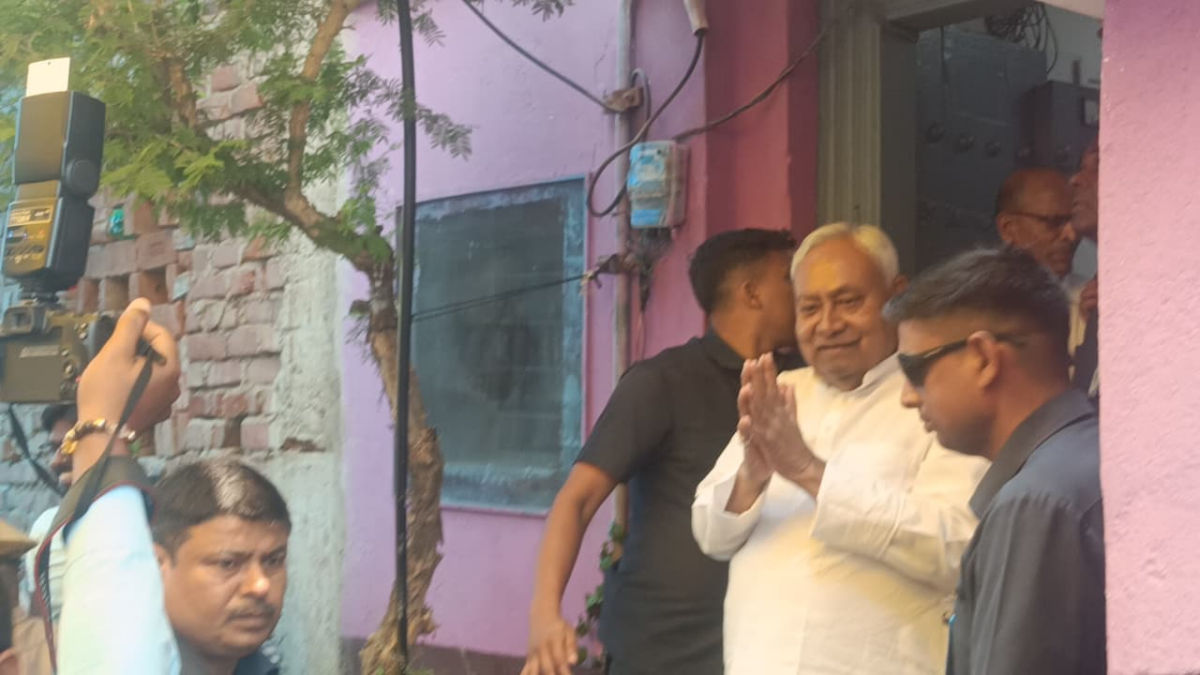 हरनौत के मधोपुर-सबनहुआ पहुंचे पूर्व सीएम नीतीश कुमार, 40 साल बाद मौसी के घर की शिष्टाचार मुलाकात 1 Image 224