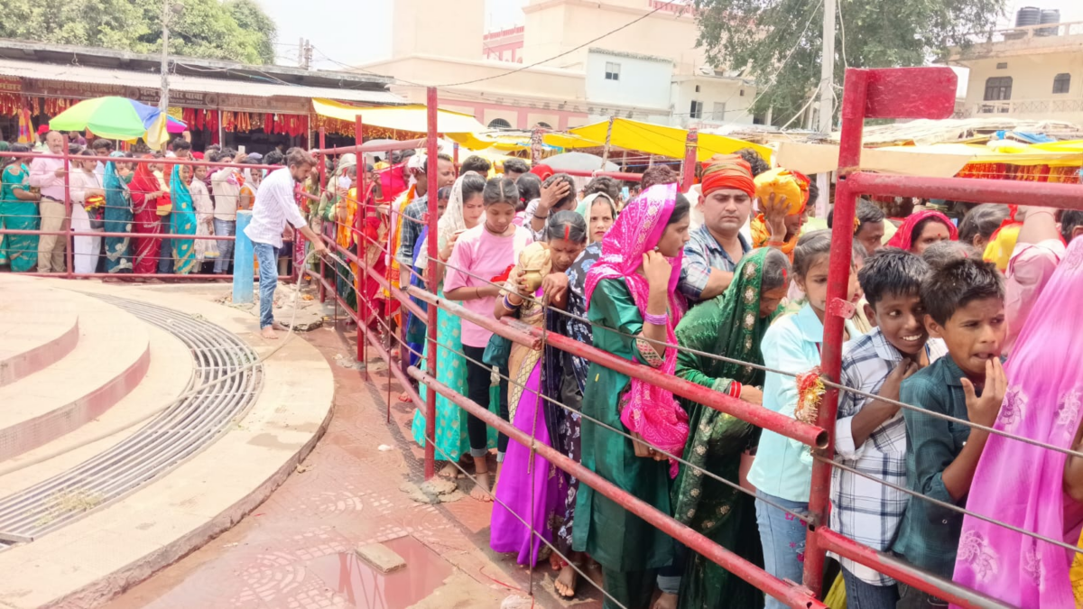 भीषण गर्मी के बीच थावे दुर्गा मंदिर में उमड़ी श्रद्धालुओं की भीड़, दर्शन के लिए लगी लंबी कतार 1 Image 263