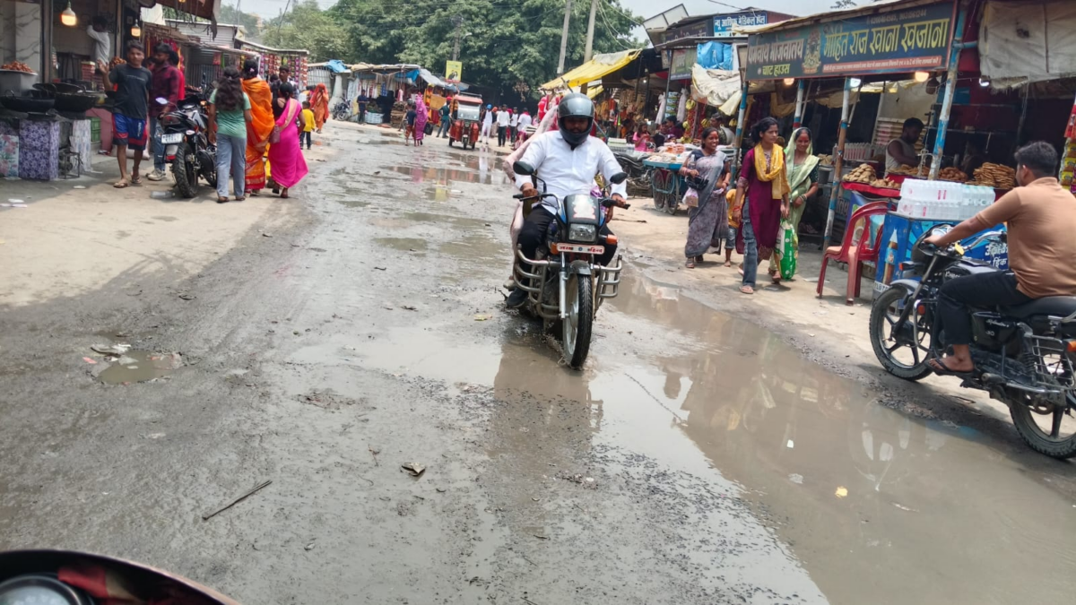 भीषण गर्मी के बीच थावे दुर्गा मंदिर में उमड़ी श्रद्धालुओं की भीड़, दर्शन के लिए लगी लंबी कतार 3 Image 264