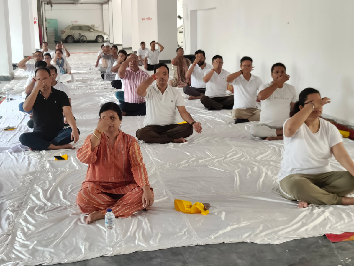 गोपालगंज में कोर्ट परिसर से मिंज स्टेडियम तक हुआ सामूहिक योगाभ्यास, गूंजा 'करें योग, रहें निरोग' 2 Image 958