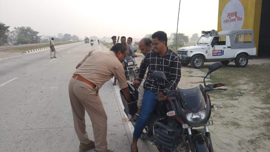 हाजीपुर में ट्रैफिक पुलिस का बड़ा एक्शन: 15 दिनों में 2624 वाहनों की जांच, वसूला 42.88 लाख का जुर्माना 3 Image 964