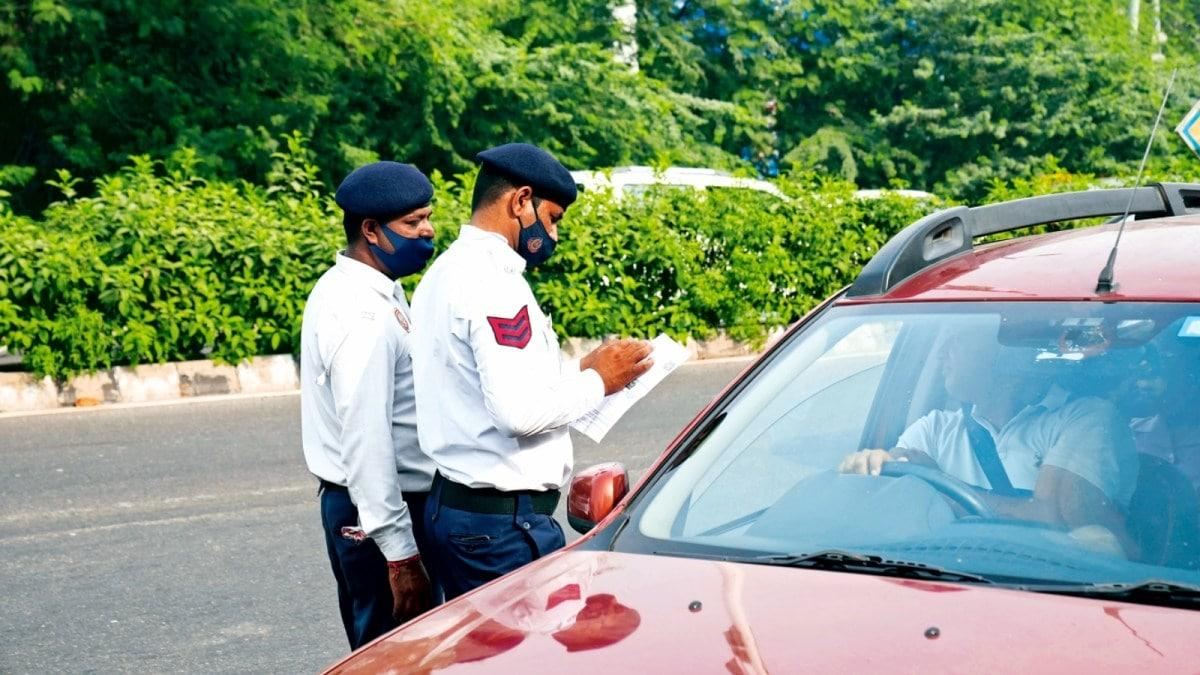 हाजीपुर में ट्रैफिक पुलिस का बड़ा एक्शन: 15 दिनों में 2624 वाहनों की जांच, वसूला 42.88 लाख का जुर्माना 4 Image 966