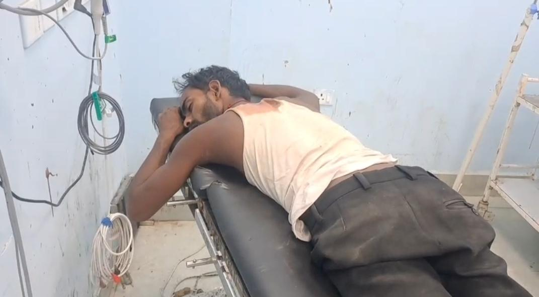 गोपालगंज में आम तोड़ने को लेकर खूनी झड़प, लाठी-डंडे और टांगी से हुए हमले में छह लोग जख्मी 2 Image 967