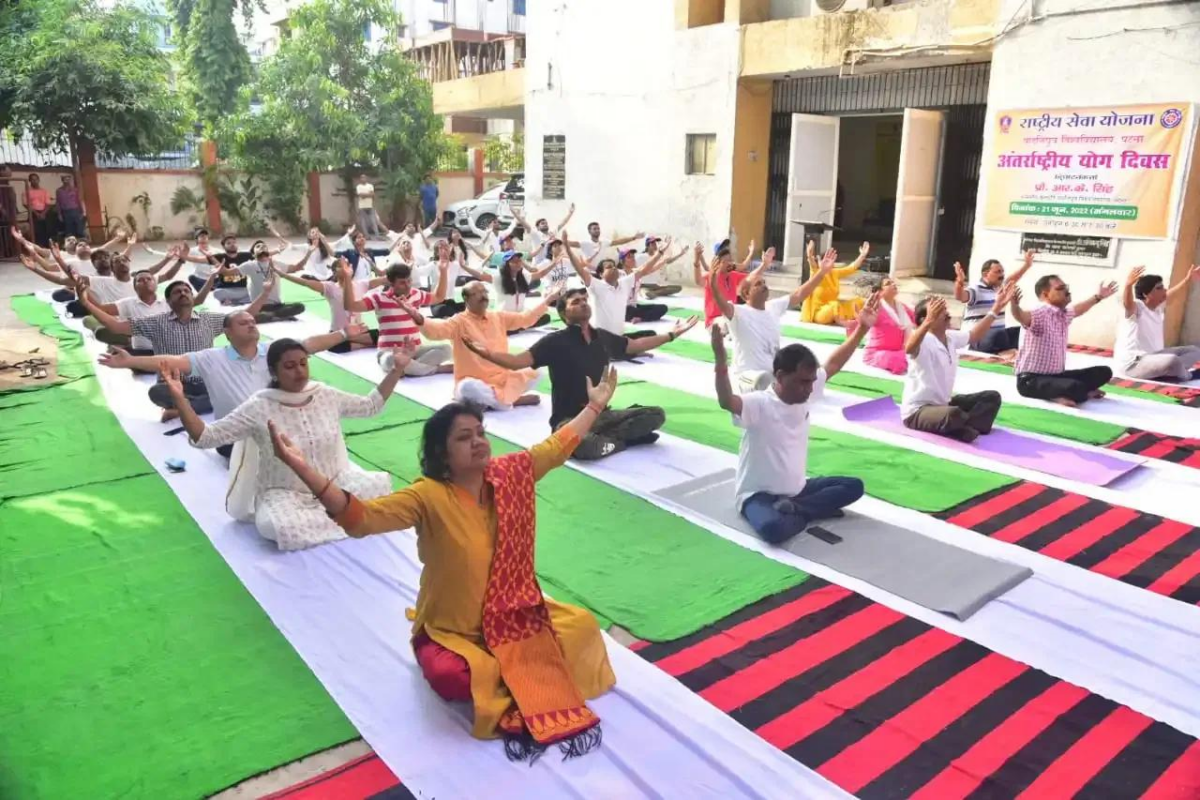 अंतरराष्ट्रीय योग दिवस पर दाउदनगर में सैकड़ों लोगों ने किया योगाभ्यास, पतंजलि योगपीठ ने लगाए शिविर 3 Image 968