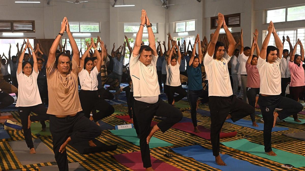 अंतरराष्ट्रीय योग दिवस पर दाउदनगर में सैकड़ों लोगों ने किया योगाभ्यास, पतंजलि योगपीठ ने लगाए शिविर 2 Image 969