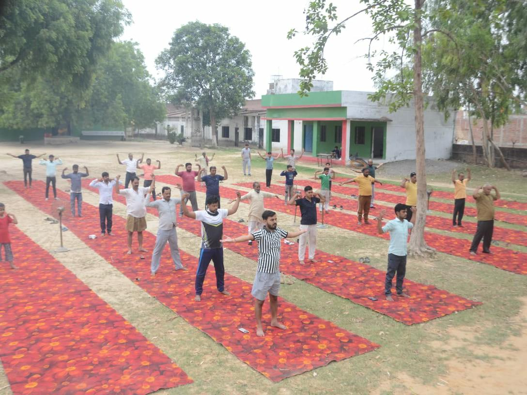 अंतरराष्ट्रीय योग दिवस पर दाउदनगर में सैकड़ों लोगों ने किया योगाभ्यास, पतंजलि योगपीठ ने लगाए शिविर 4 Image 970