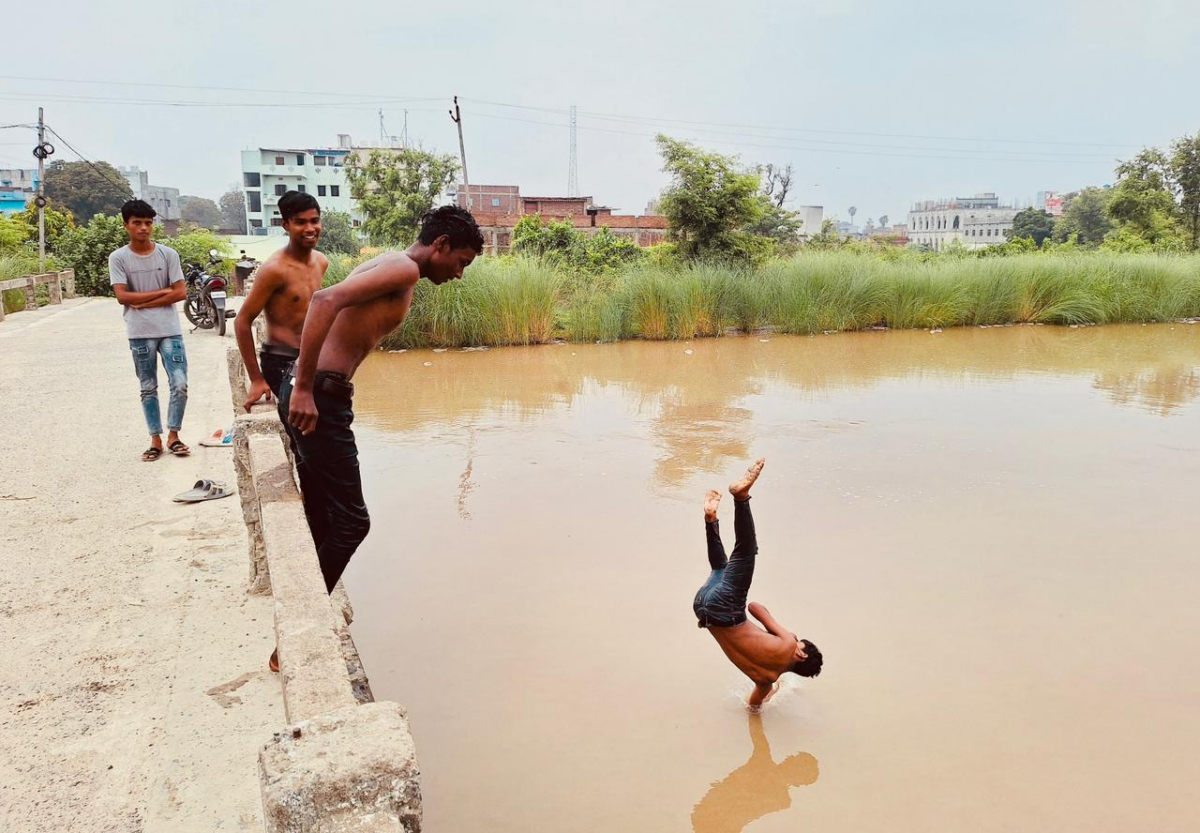15 सेकंड की रील के लिए जिंदगी दांव पर! गोपालगंज में नहर में जानलेवा स्टंट कर रहे 8 किशोरों पर पुलिस का एक्शन 3 Image 972