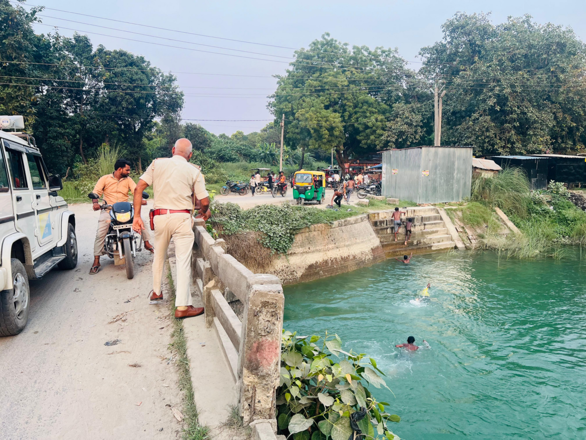 15 सेकंड की रील के लिए जिंदगी दांव पर! गोपालगंज में नहर में जानलेवा स्टंट कर रहे 8 किशोरों पर पुलिस का एक्शन 1 Image 973