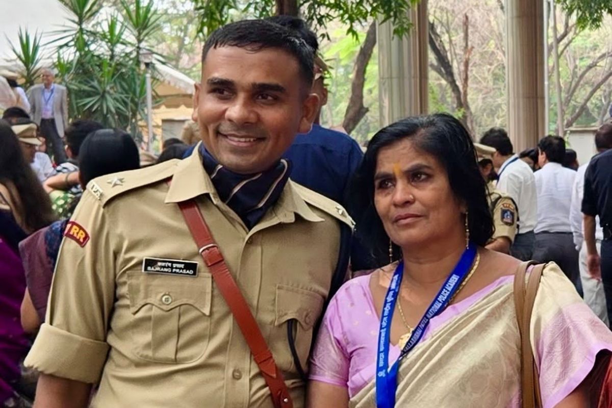 पिता की हत्या, गरीबी से लड़ाई, अनाज बेचकर की पढ़ाई और बने Ips 3 अपनी मां के साथ बजरंग प्रसाद यादव (Facebook)